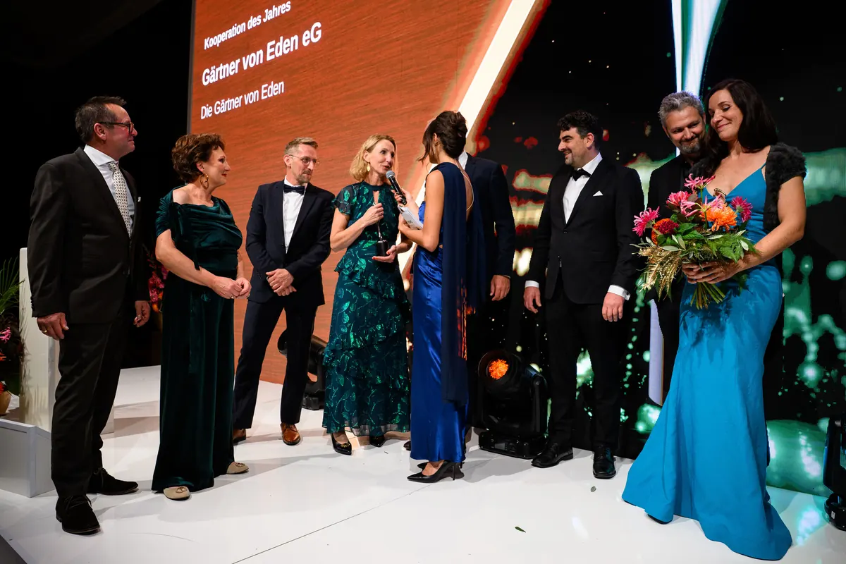 Die Mitgliedsbetriebe der Gärtner von Eden eG nehmen den Modiform Award 2025 in Berlin gemeinsam entgegen
