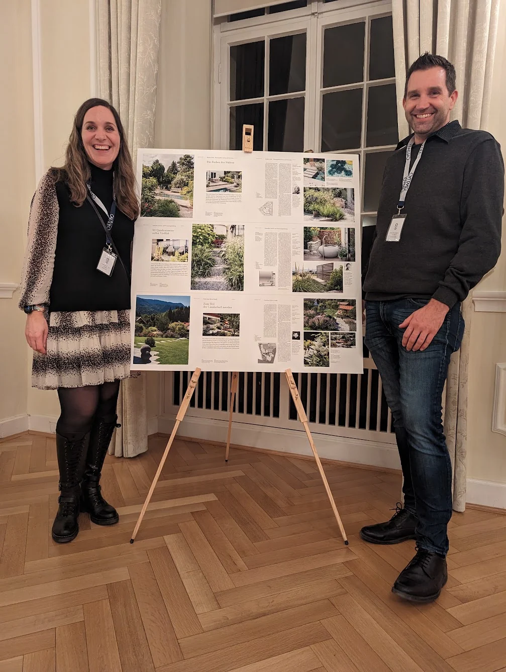 Balbina Fuchs und Jan Vandebotermet neben der Projekttafel bei der Preisverleihung Gärten des Jahres 2023 auf Schloss Dyck