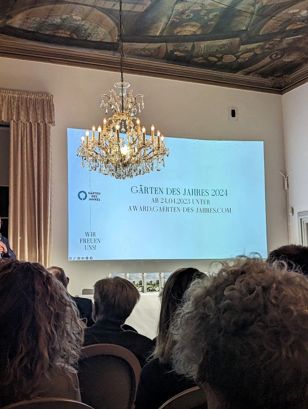 Der Festsaal von Schloss Dyck bei der Verleihung, Kronleuchter und Deckenfresko über der Leinwand