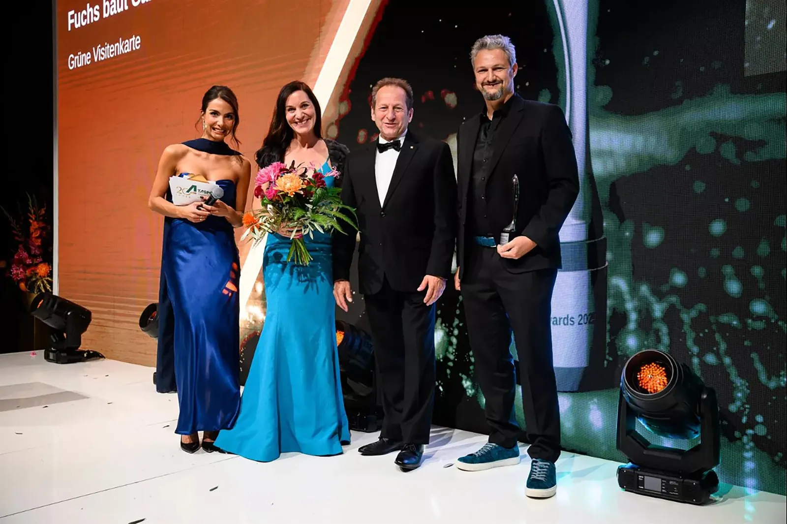 BGL-Präsident Thomas Banzhaf überreicht Balbina und Ludwig Fuchs den Preis für das beste GaLaBau-Projekt Firmengarten bei den TASPO Awards 2025 in Berlin