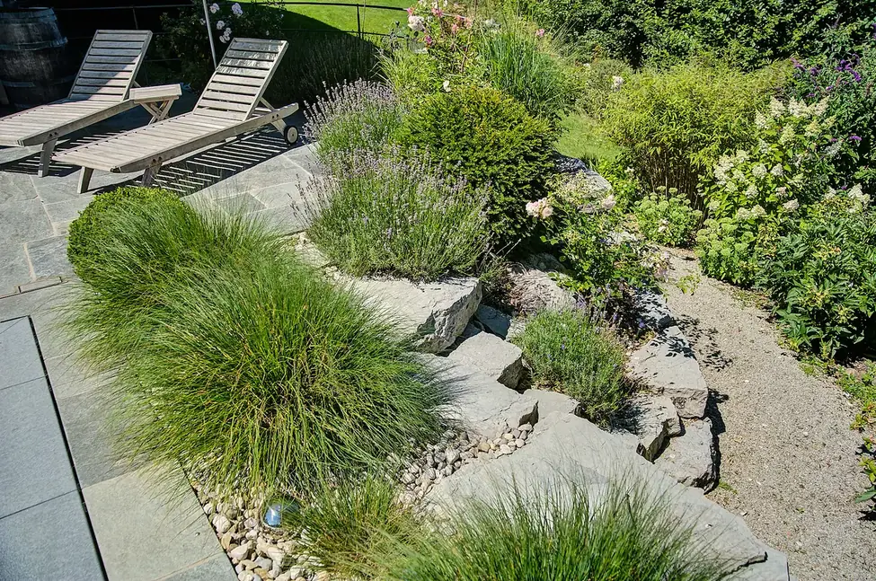 Terrasse aus Naturstein im gestalteten Garten