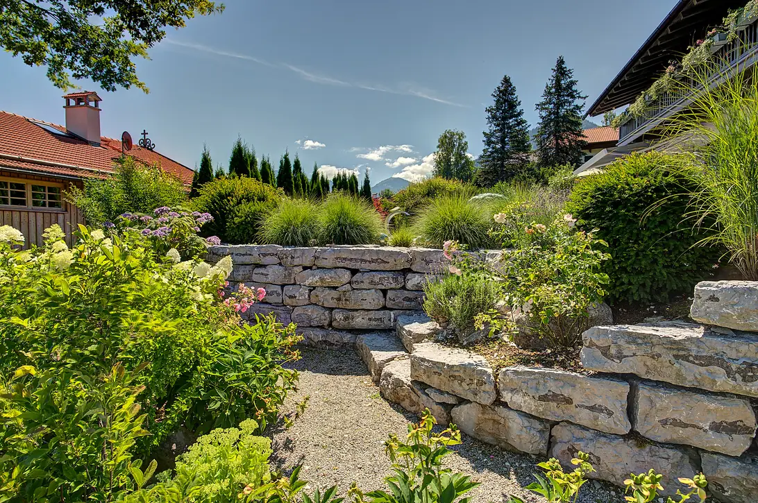 Hanggarten mit Natursteinmauern