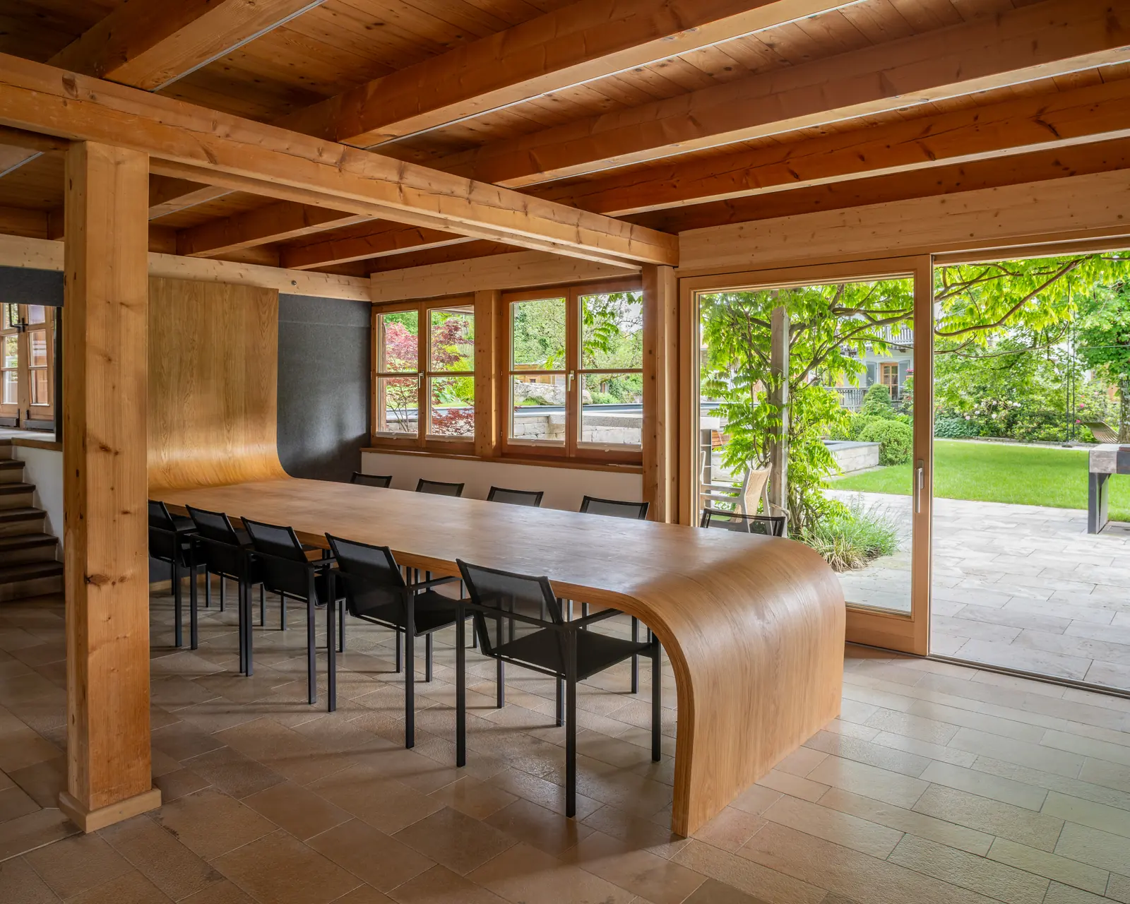 Besprechungstisch im Büro von Fuchs baut Gärten in Lenggries mit Blick in den Garten