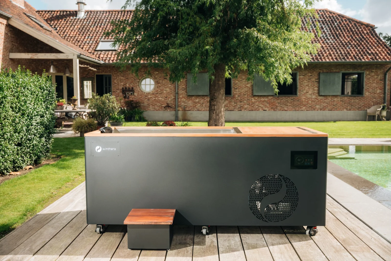 Premium-Eisbad von Winthera auf einer Gartenterrasse