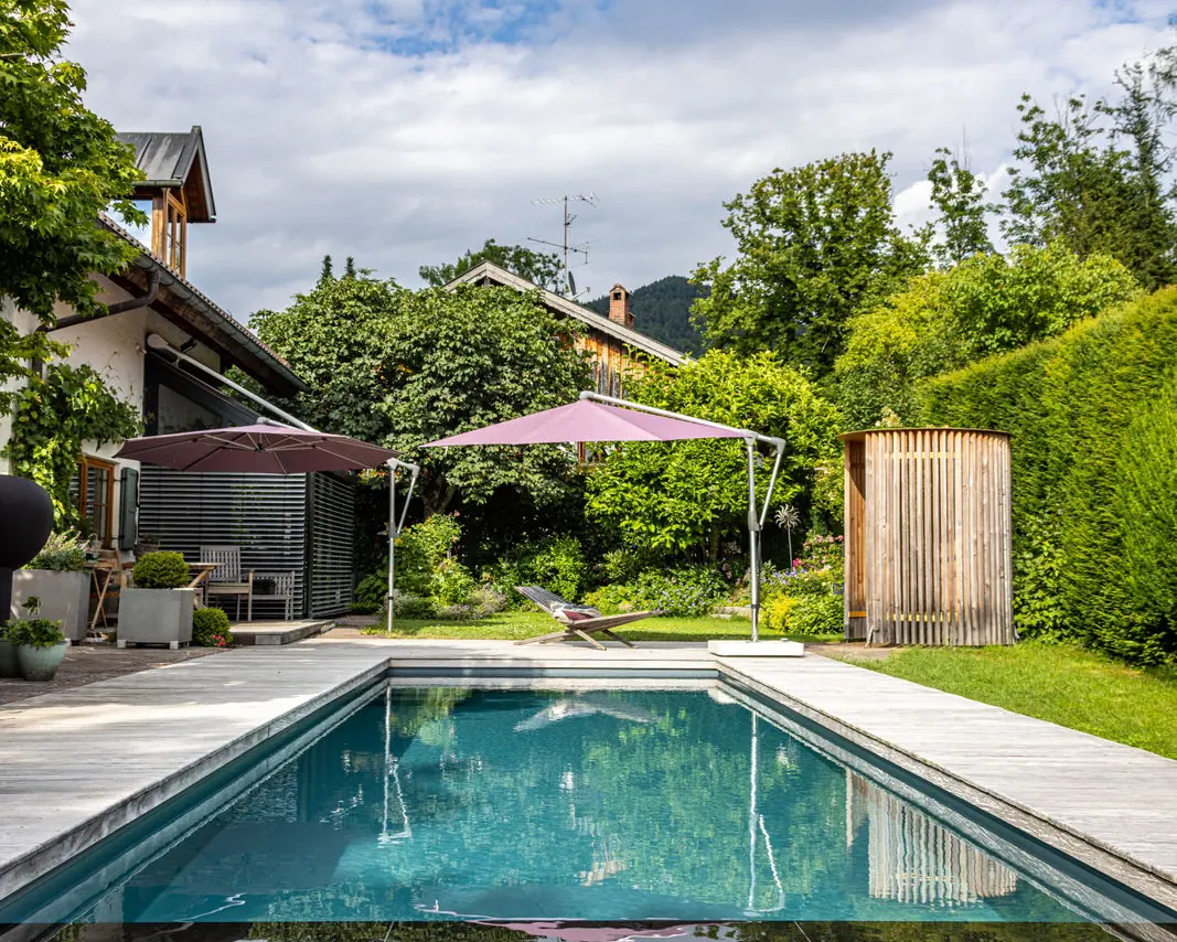 Fertigbecken mit Holzdeck und präziser Beckenkante
