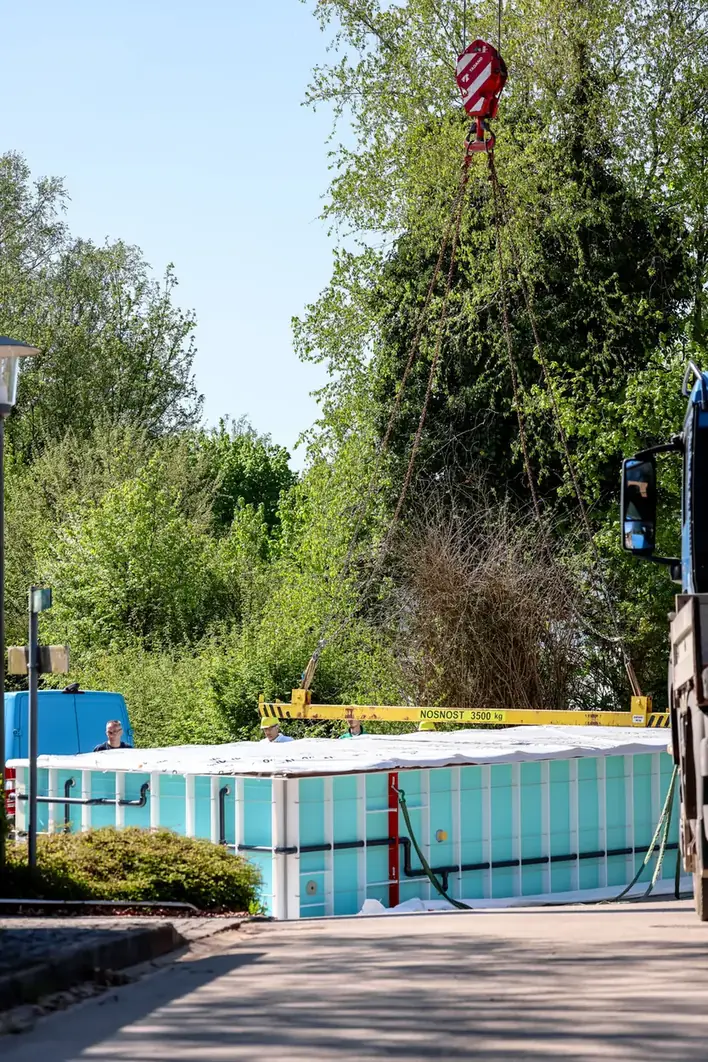Gefülltes Becken im fertigen Garten