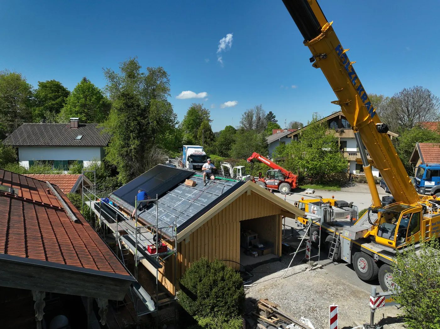 Luftbild der Baustelle mit Autokran und Sattelzug