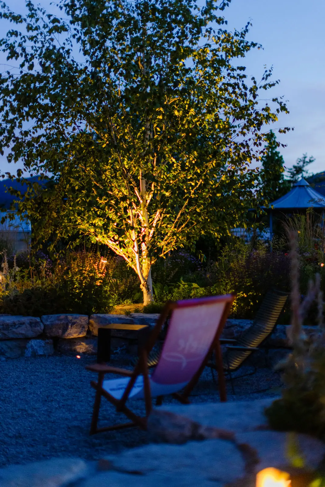 Beleuchteter Garten bei Nacht