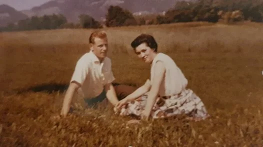 1961 in der Wiese bei Schlegldorf: das Gründerpaar im Jahr, in dem alles anfing.
