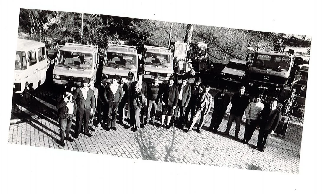 1986: Mitarbeiter mit dem Fuhrpark zum 25-jährigen Firmenjubiläum.