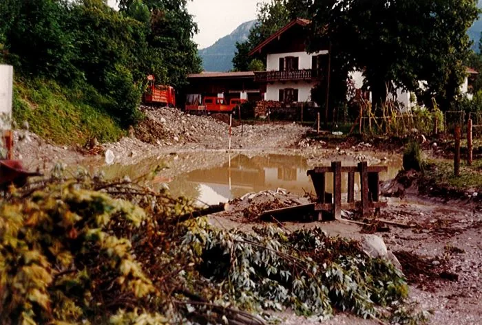 Juli 1990: Der Arzbach überflutet das Firmengelände, während die Familie auf Studienreise in Japan ist.