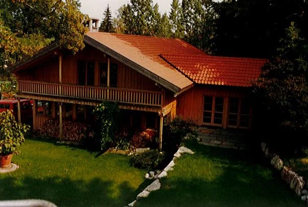 Fertig: Holzbau mit Balkon, bis heute der Firmensitz.