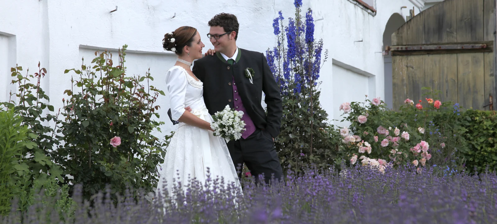 2011: Balbina und Ludwig Fuchs am Hochzeitstag – im Garten, zwischen Rosen, Lavendel und Rittersporn.