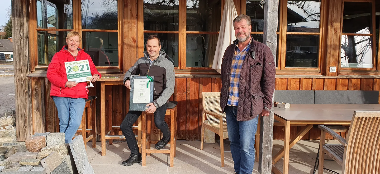 Rosemarie Gruber, Markus Wasensteiner und Fred Fuchs bei der Übergabe des Bayerischen Staatsehrenpreises 2021 für vorbildliche Ausbildung im Hof in Lenggries
