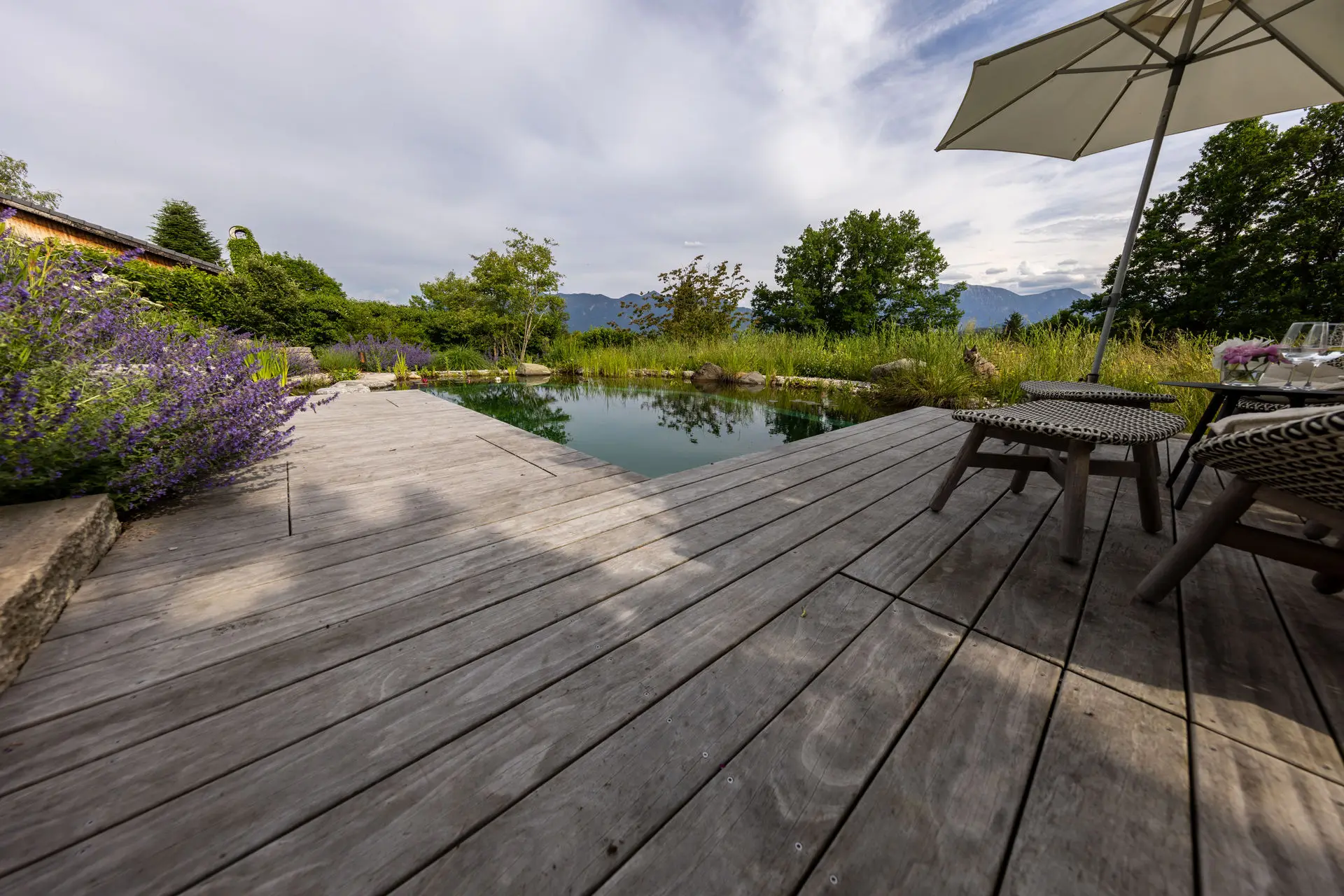 Holzdeck mit Liegen am Schwimmteich in Murnau, gefertigt von Fuchs Holz