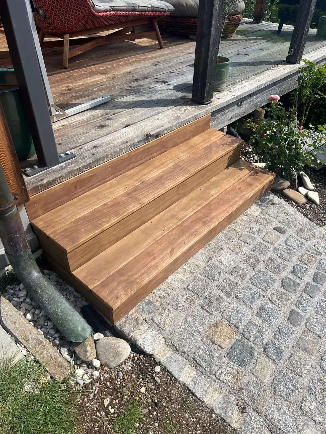 Holzstufen am Weg aus Kopfsteinpflaster