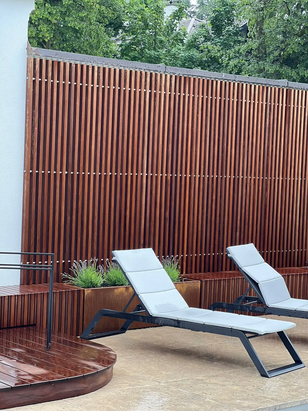 Sichtschutzwand aus Kebony-Lamellen an der Terrasse