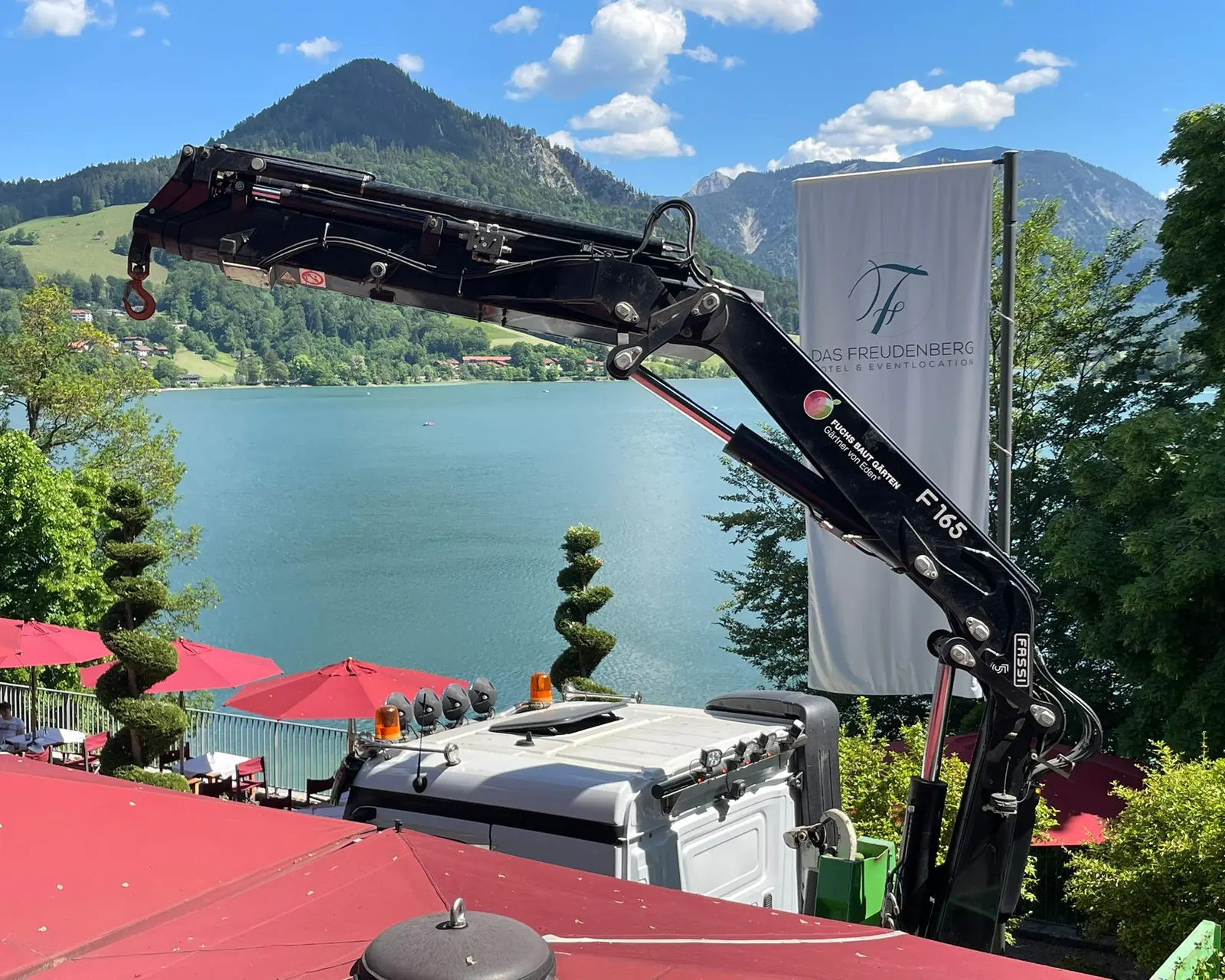 Lastwagen mit Ladekran beim Formschnitt über der Seeterrasse des Freudenberg am Tegernsee