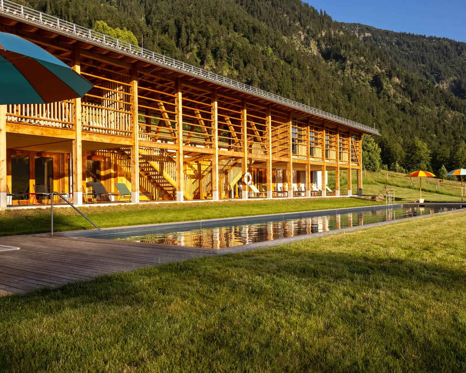 Holzkonstruktion der Badeharpfe am Tannerhof mit Spiegelung im Pool