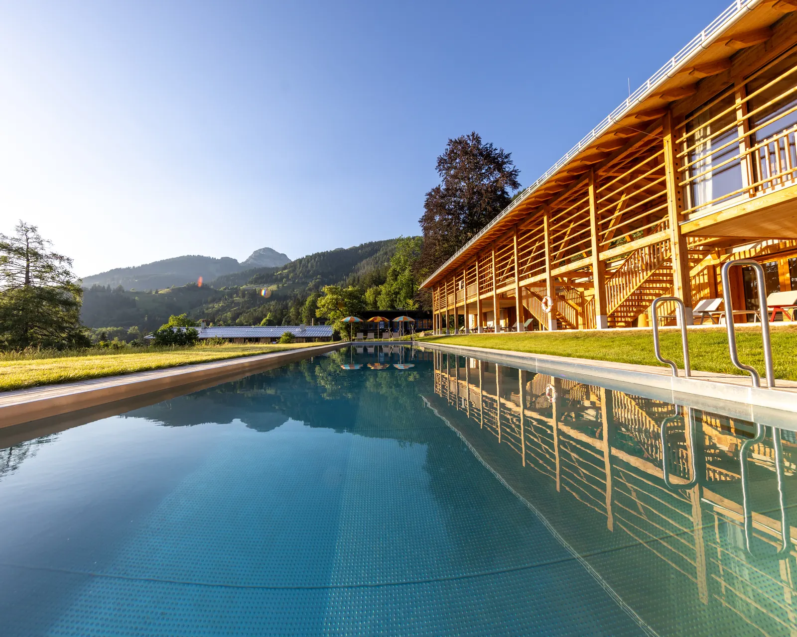 Die Badeharpfe des Tannerhof spiegelt sich im Edelstahl-Outdoorpool