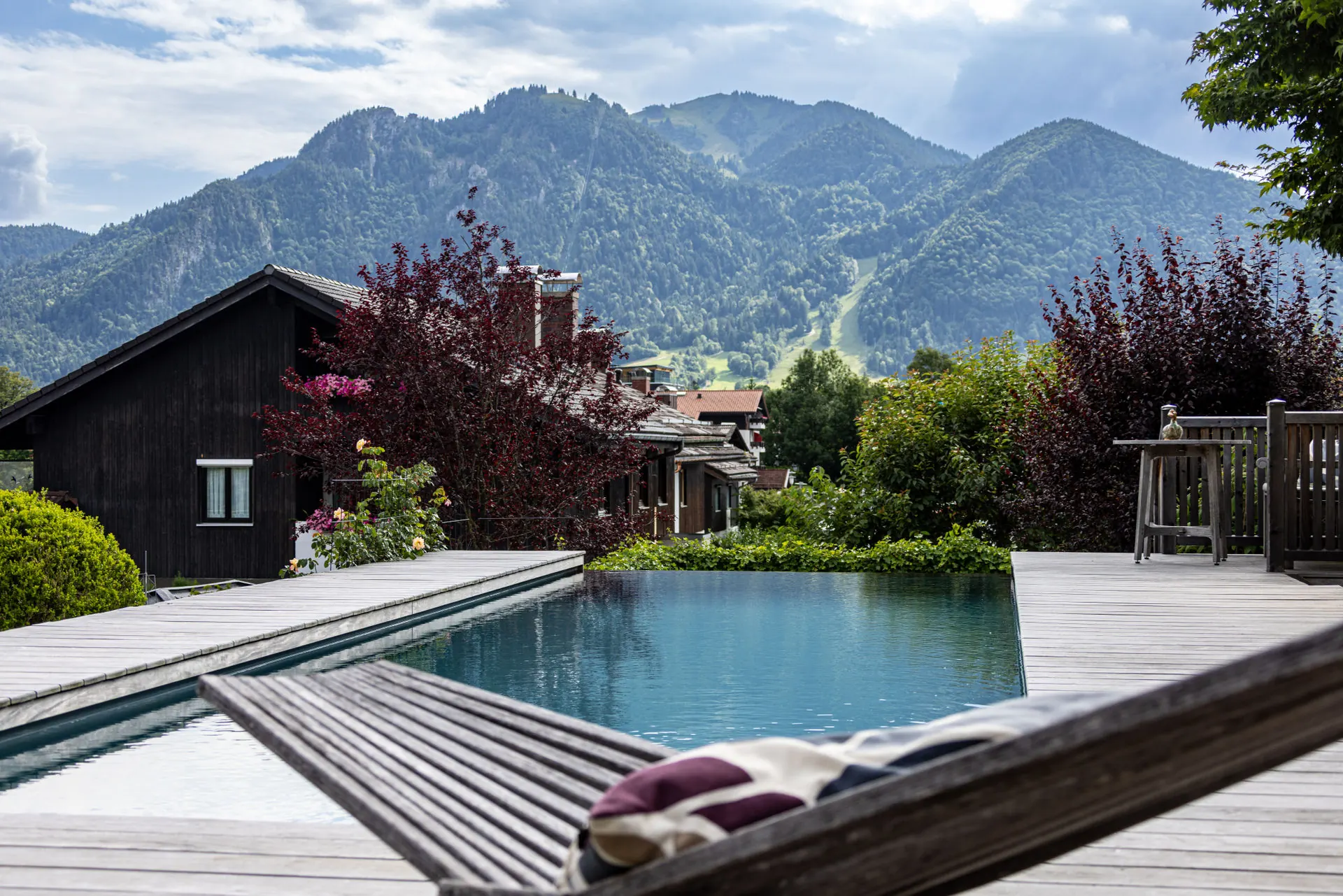 Living Pool mit kristallklarem Wasser und klarer Beckenkante in Lenggries