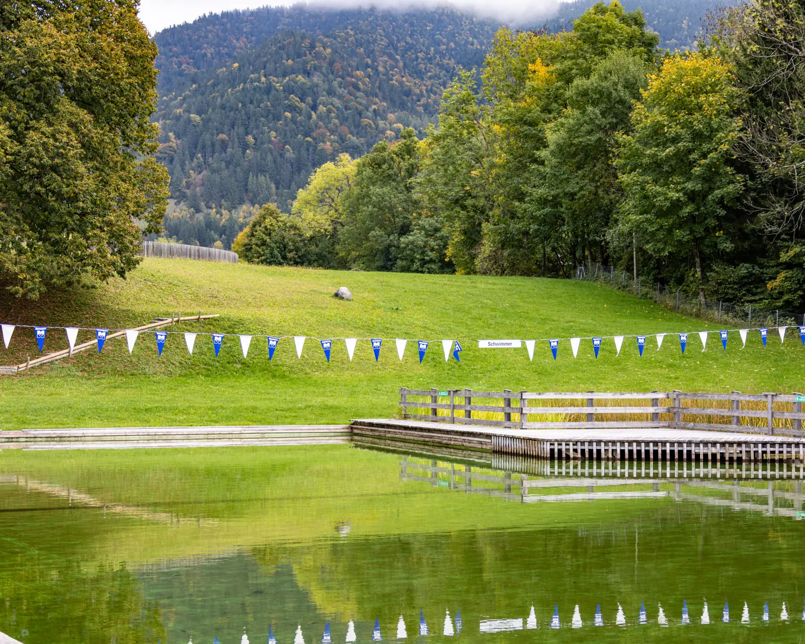 Schwimmerbereich des Naturfreibads Lenggries mit Bahnenmarkierung und Liegewiese