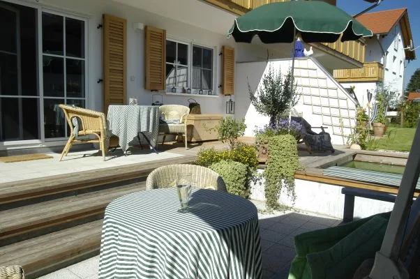 Dachterrasse und Intensivbegrünung – Beispiel aus unseren Gärten