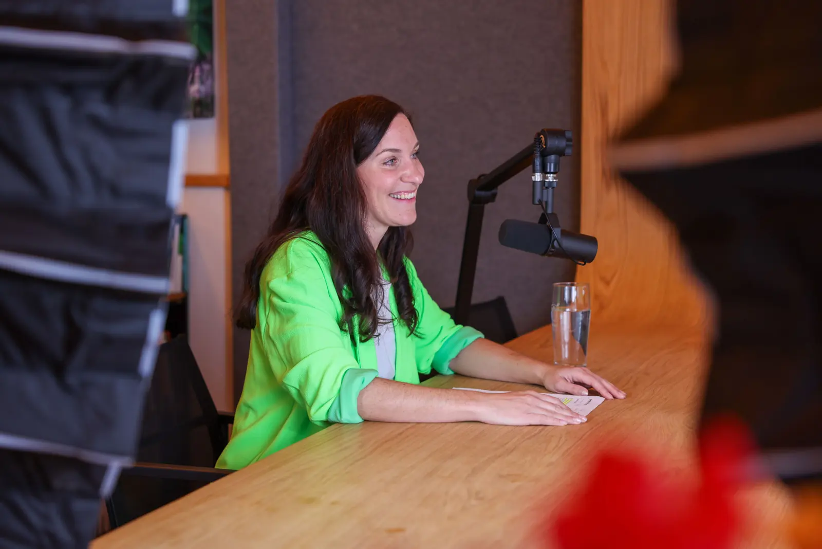 Balbina Fuchs bei der Aufnahme einer Podcast-Folge im Büro in Schlegldorf
