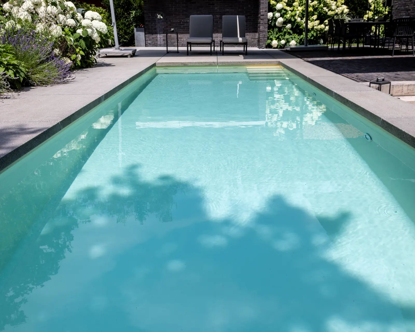 Pool mit Schwimmanlage