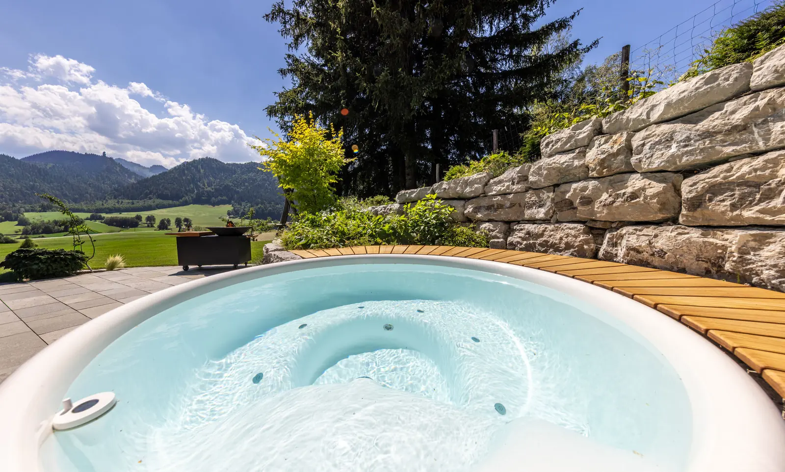 Badefass und Bergblick