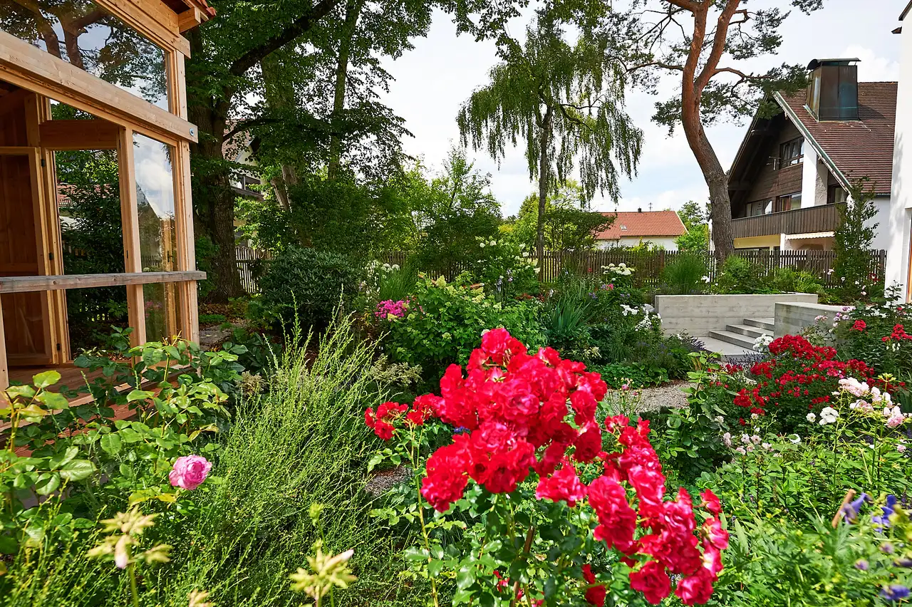 Blumen statt Rasen – Spaziergang durch den Senkgarten