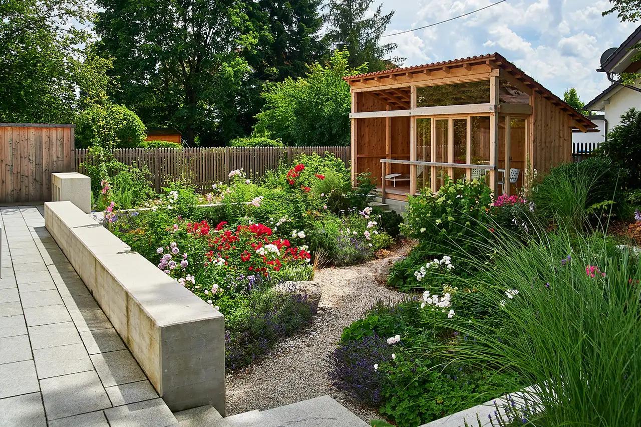 Blumen statt Rasen – Spaziergang durch den Senkgarten