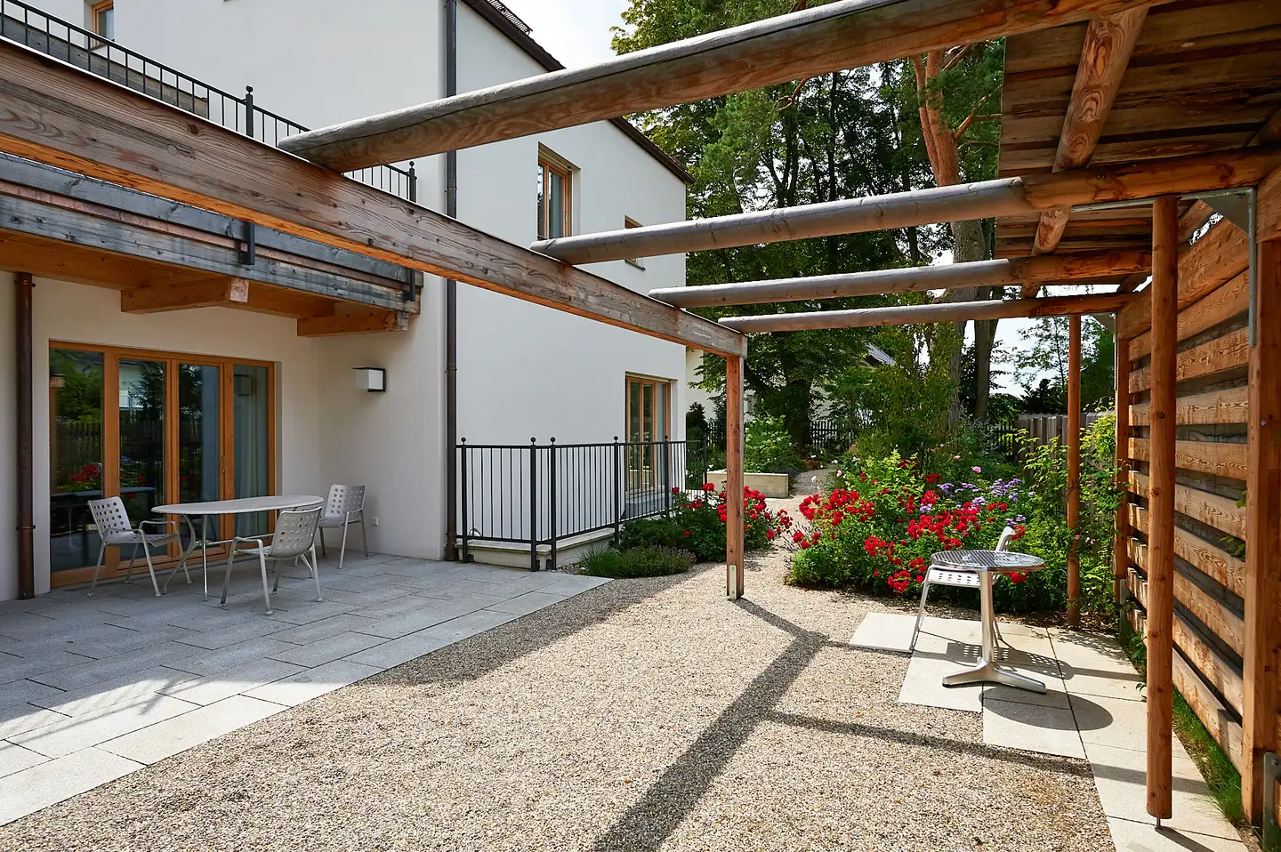 Die Pergola über der Terrasse, davor der Kiesweg