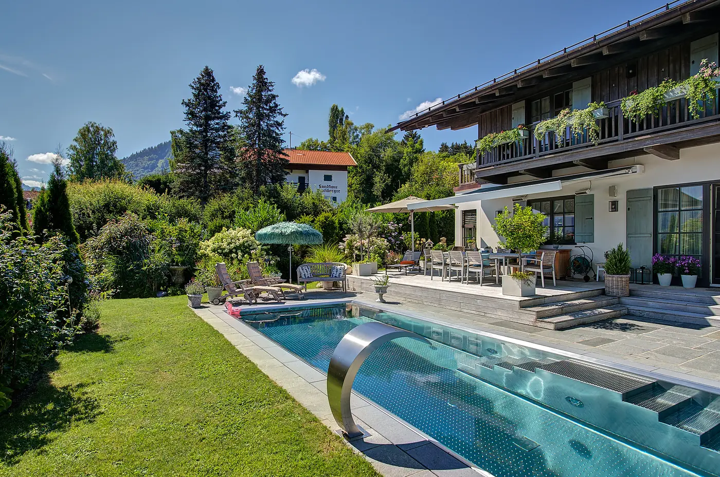 Edelstahlpool trifft Natur