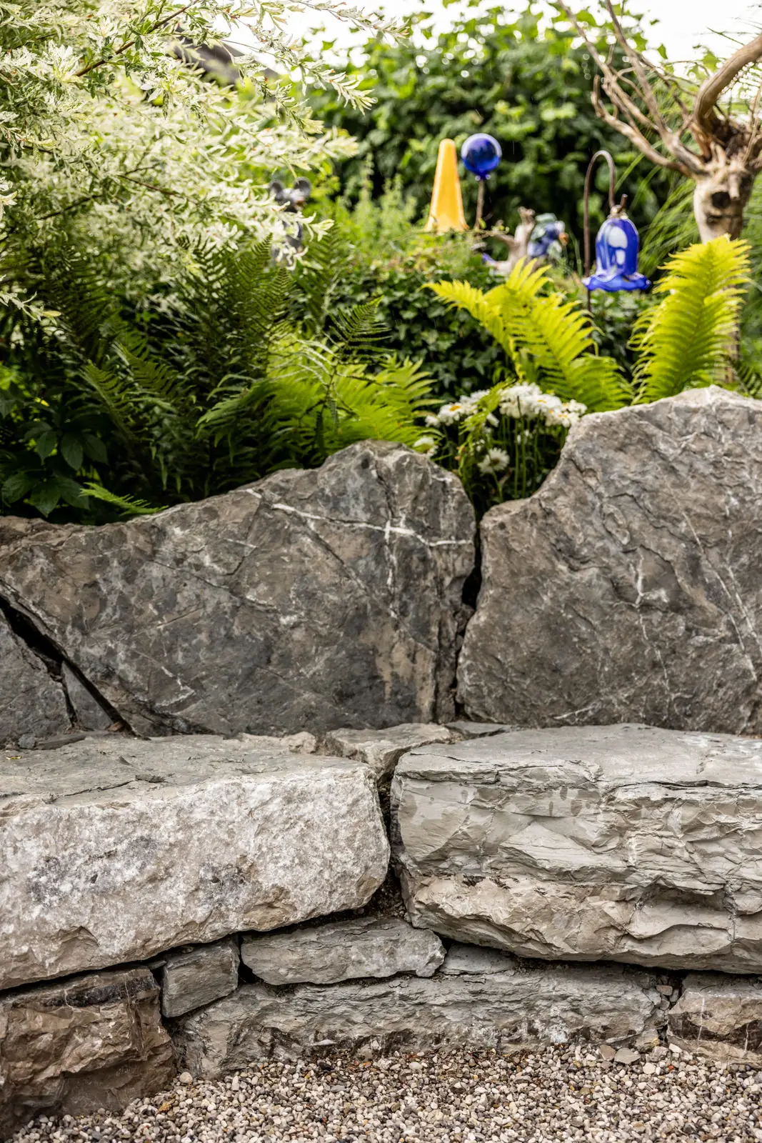 Mauerdetail: geschichteter Halleiner Kalkstein, trocken versetzt