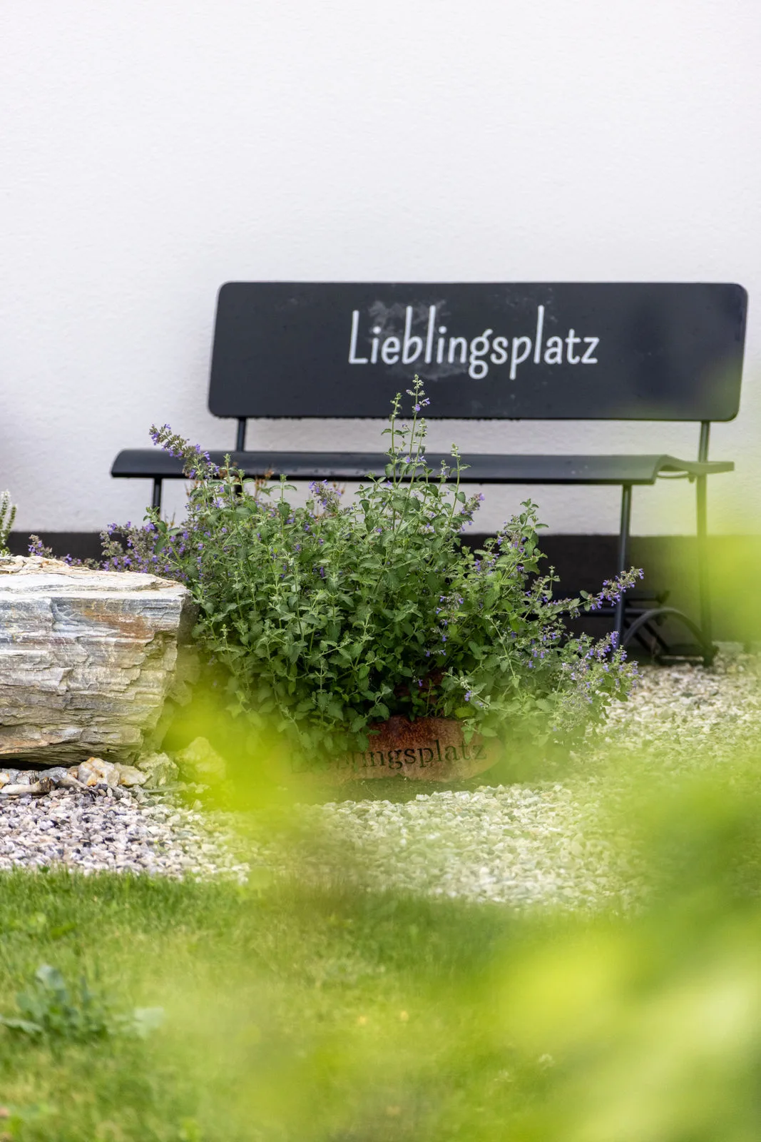 Eine Bank mit der Aufschrift „Lieblingsplatz