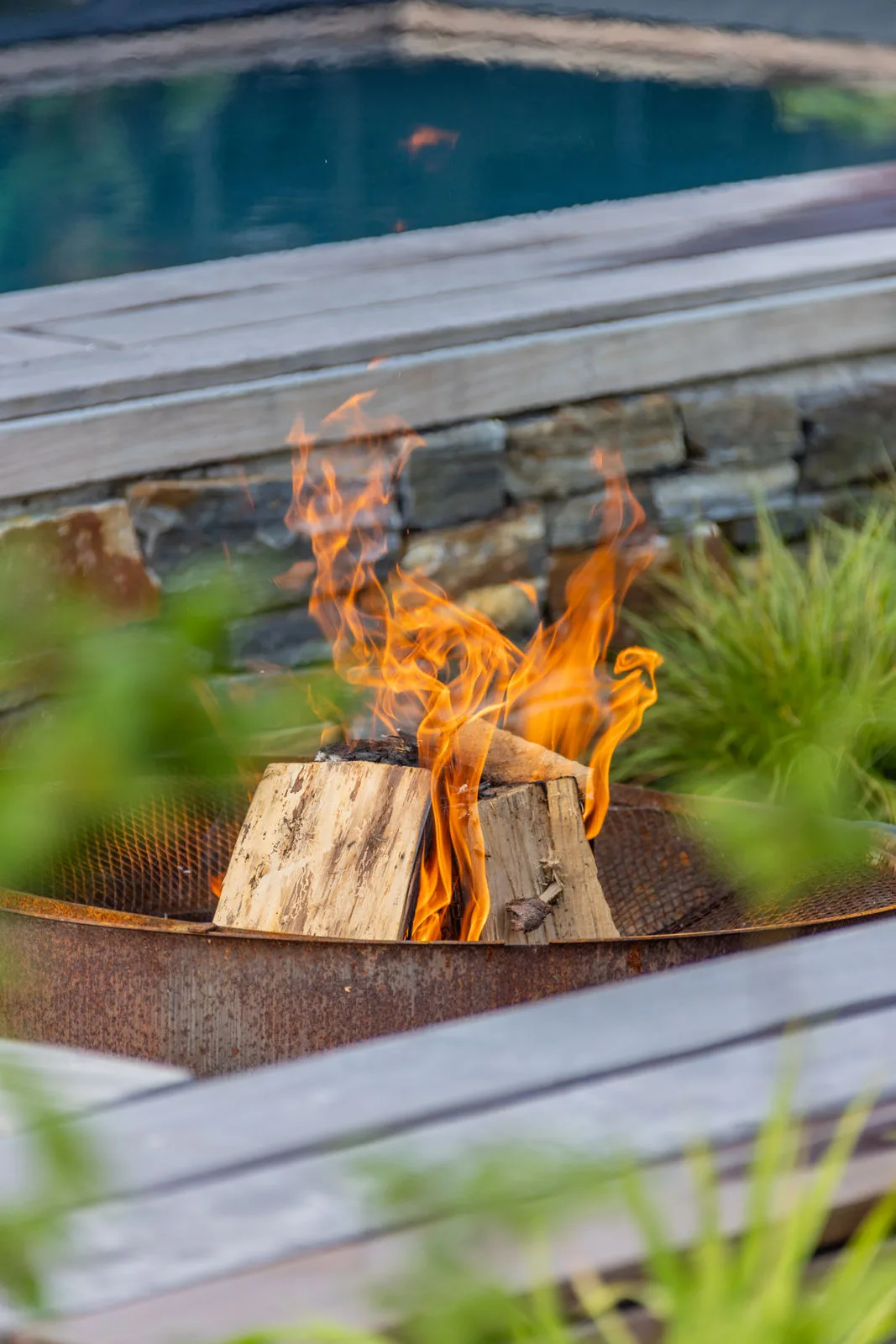Feuer in der Schale aus Cortenstahl, unmittelbar am Wasser