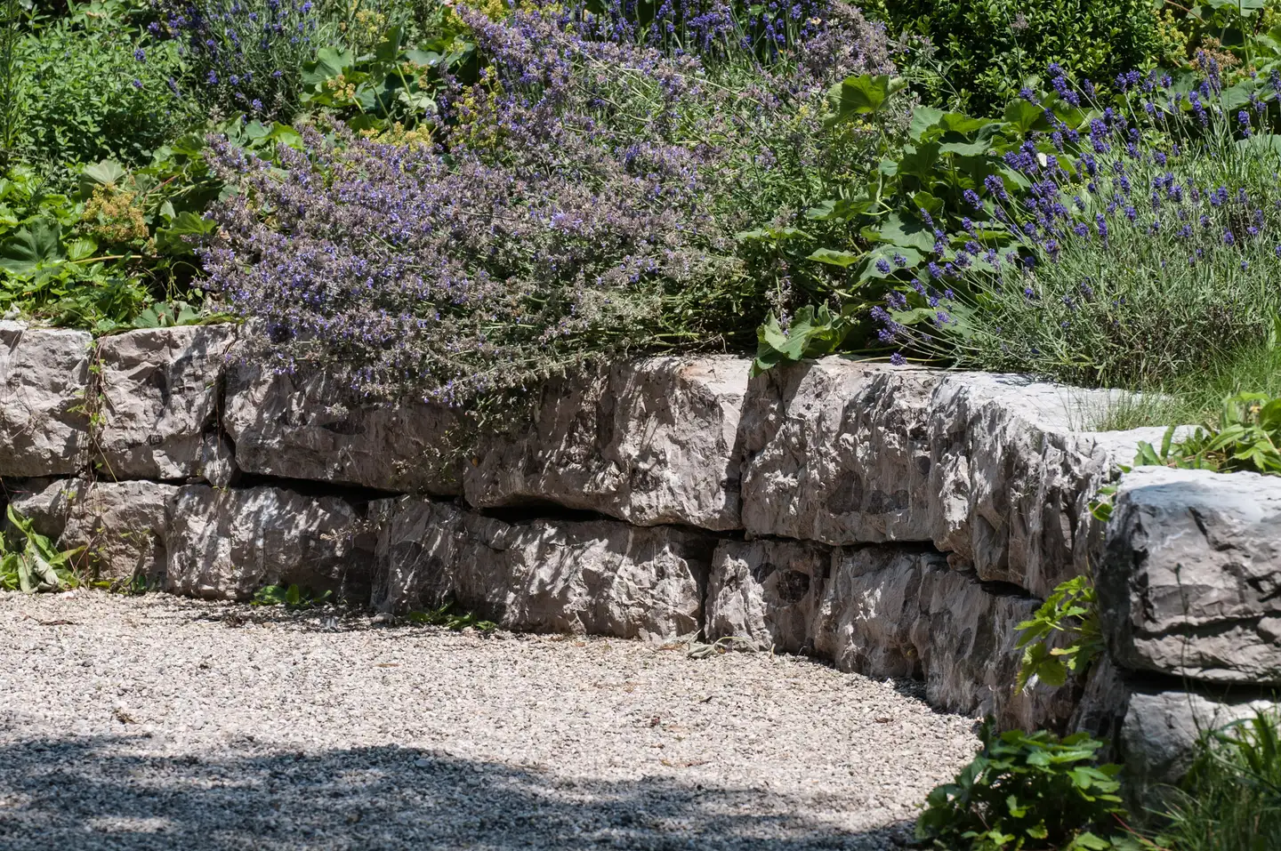 Die geschwungene Trockenmauer aus großen Kalksteinblöcken