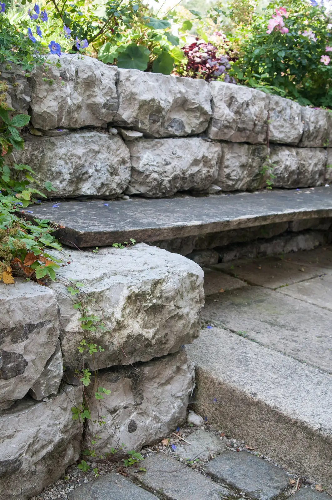 Stufen, die in der Trockenmauer liegen