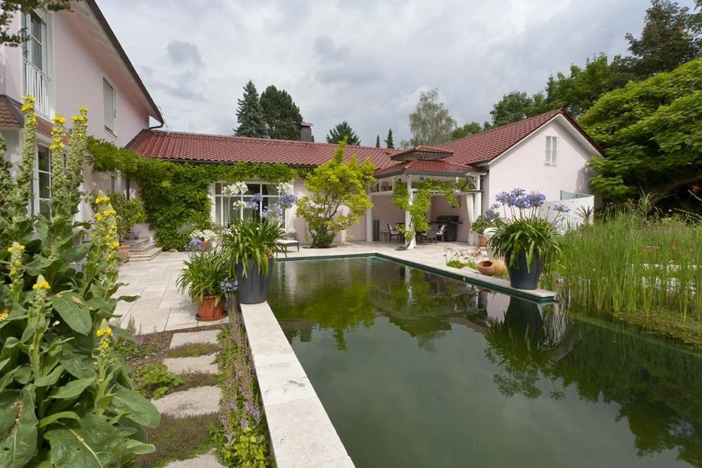 Schwimmteich mit Poolcharakter entlang der Terrassenkante