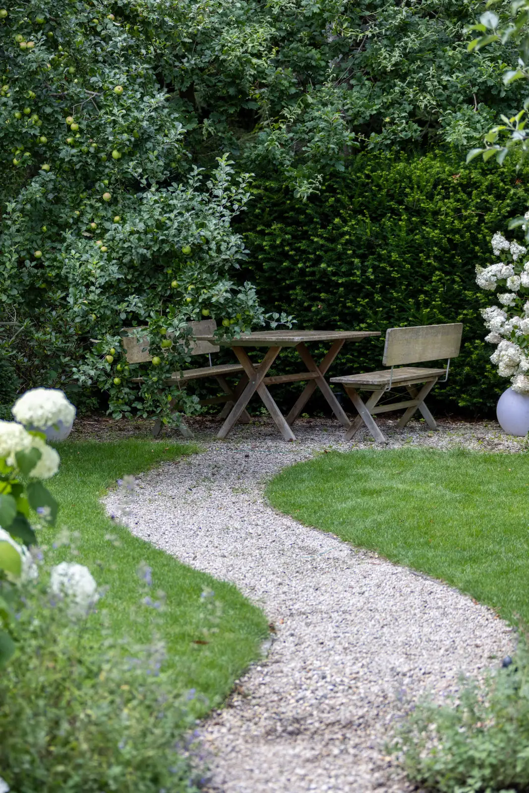 Wassergebundener Kiesweg zum Sitzplatz unter den alten Bäumen