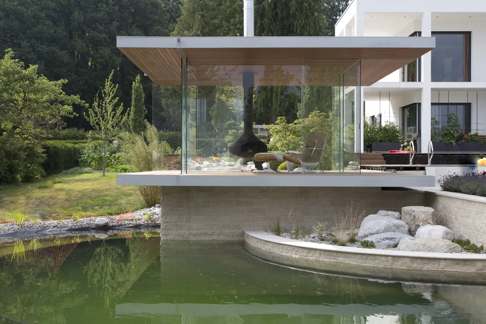 Eine Platte über dem Wasser – Garten in Bad Tölz