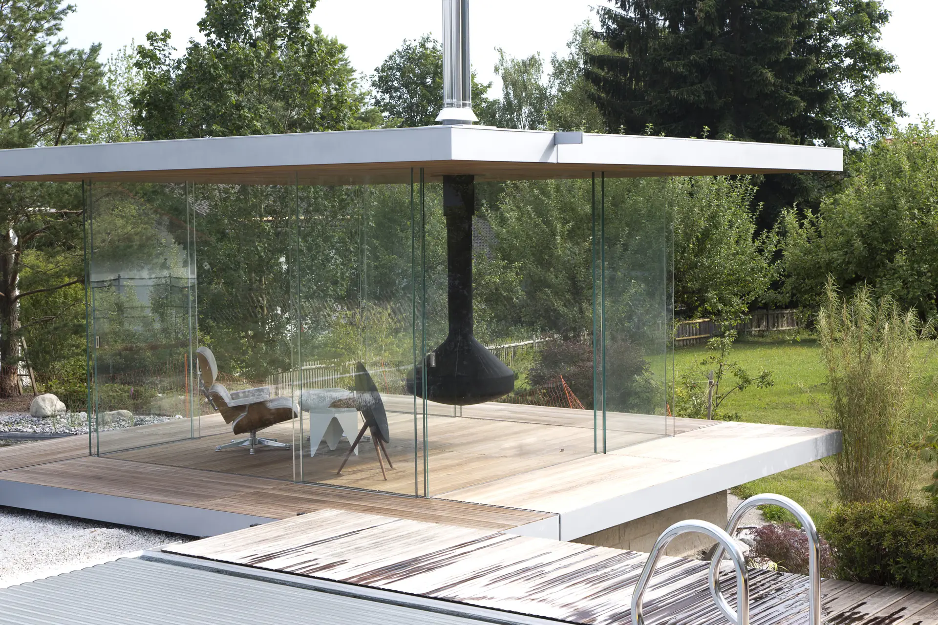 Holzdeck mit Pavillon und Sitzplatz, links der Einstieg in den Teich