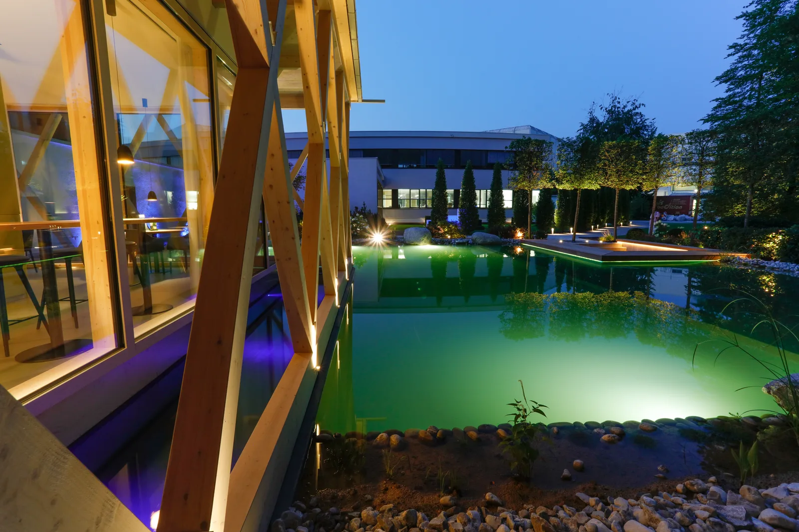 Aus dem Pavillon heraus über den Teich, draußen die blaue Stunde