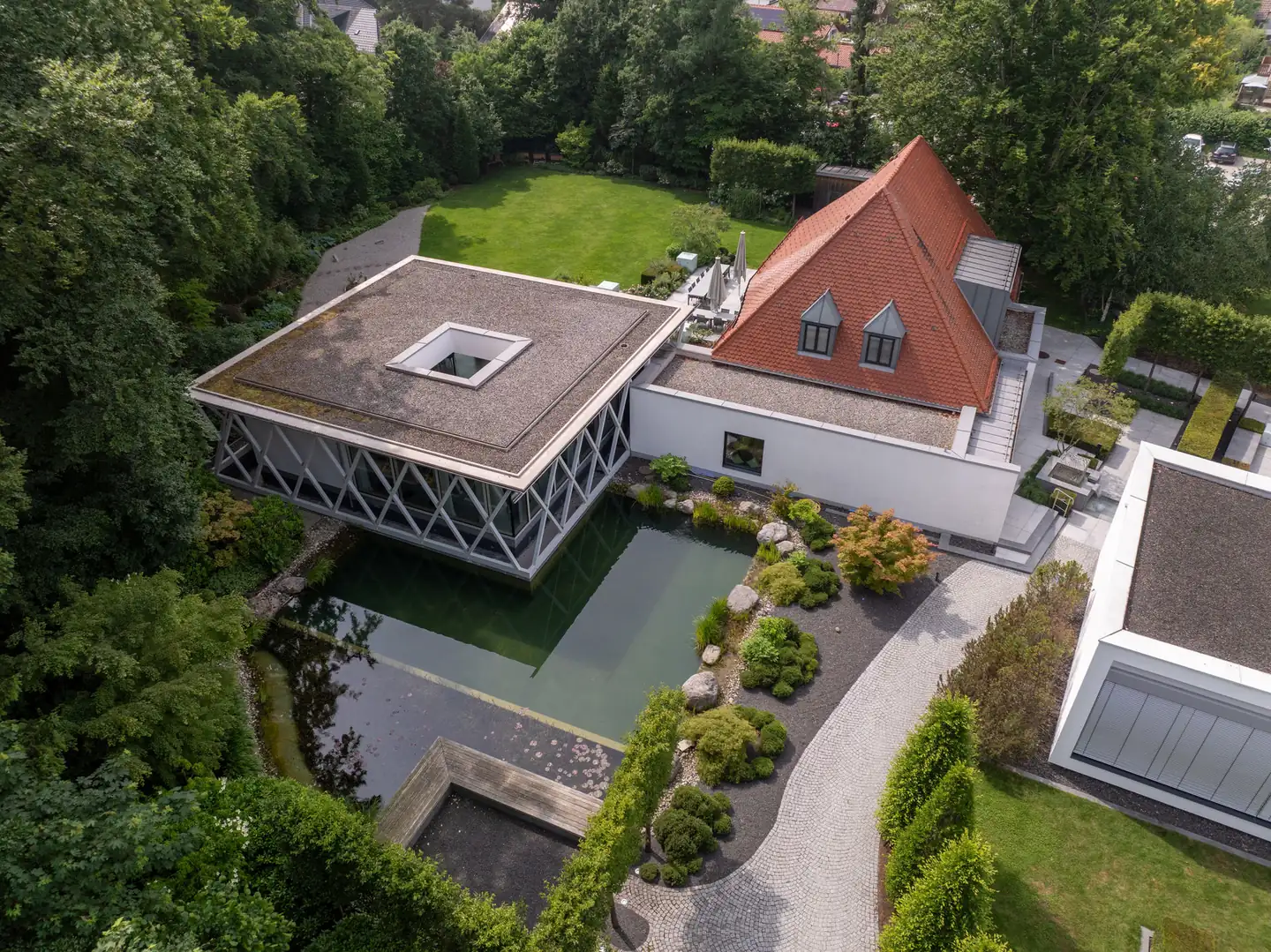Das Firmengelände von oben: Gebäude, Schwimmteich und Kiesgarten liegen ineinander