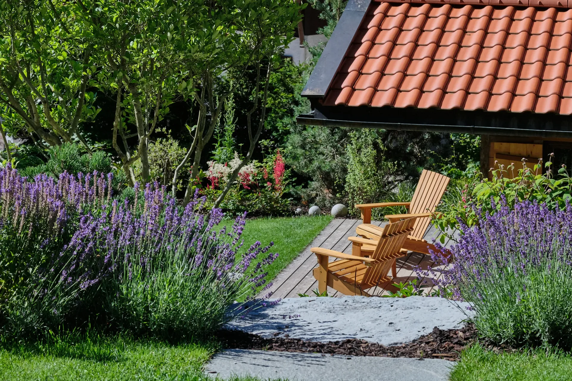 Natursteinmauern und Findlinge am Hang