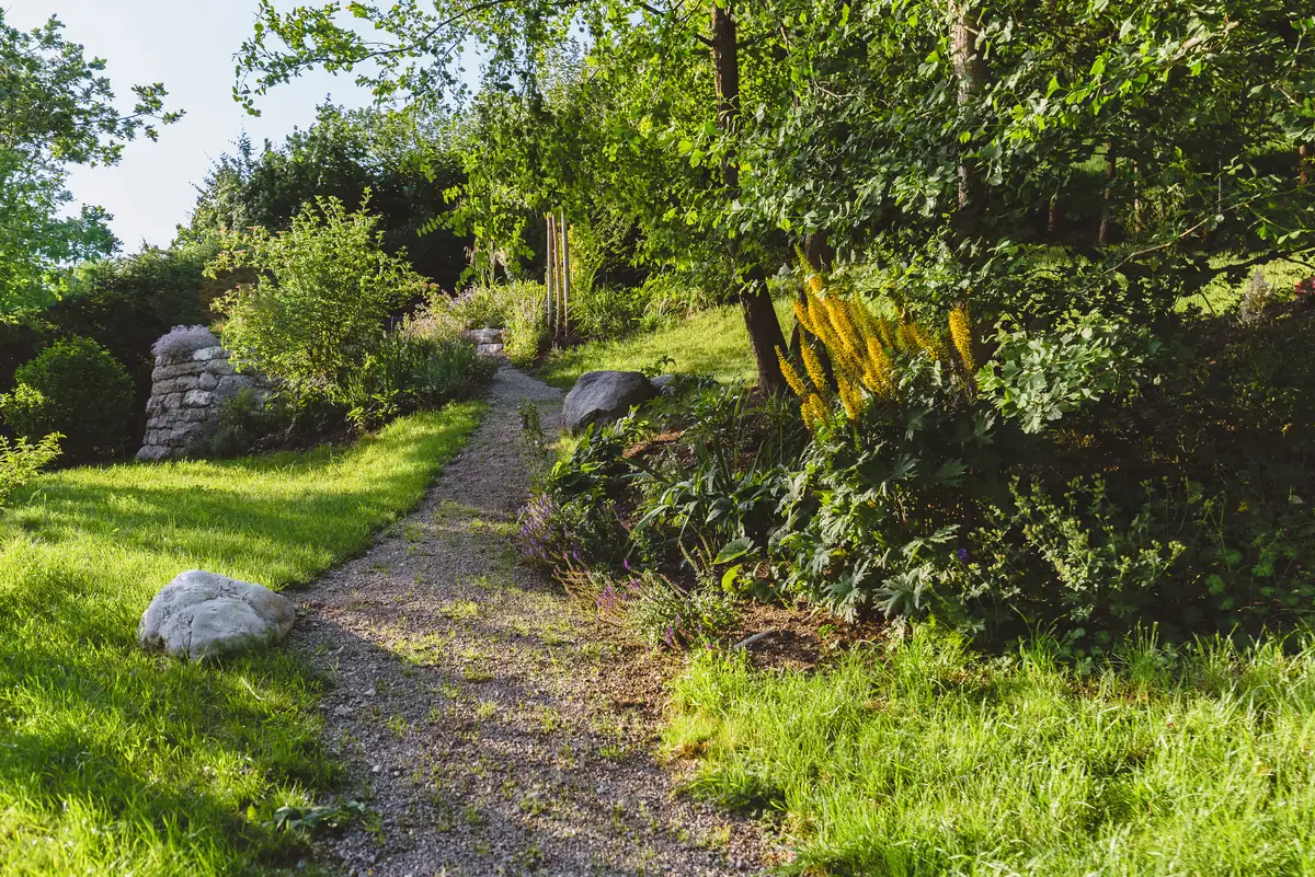Der naturnahe Weg schwingt durchs Grün