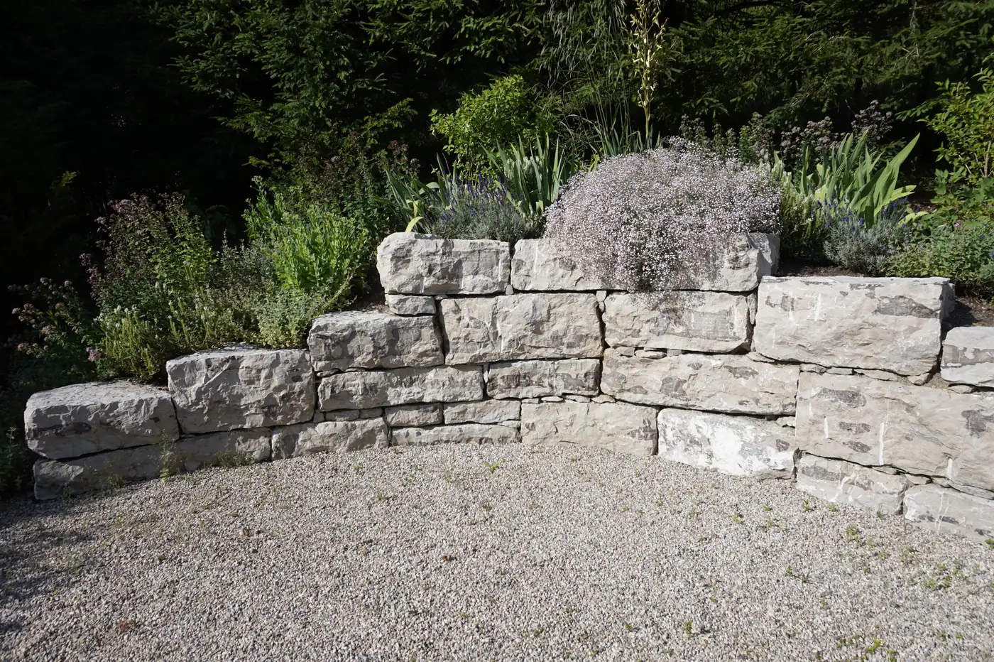 Der runde Sitzplatz, gefasst von einer Natursteinmauer