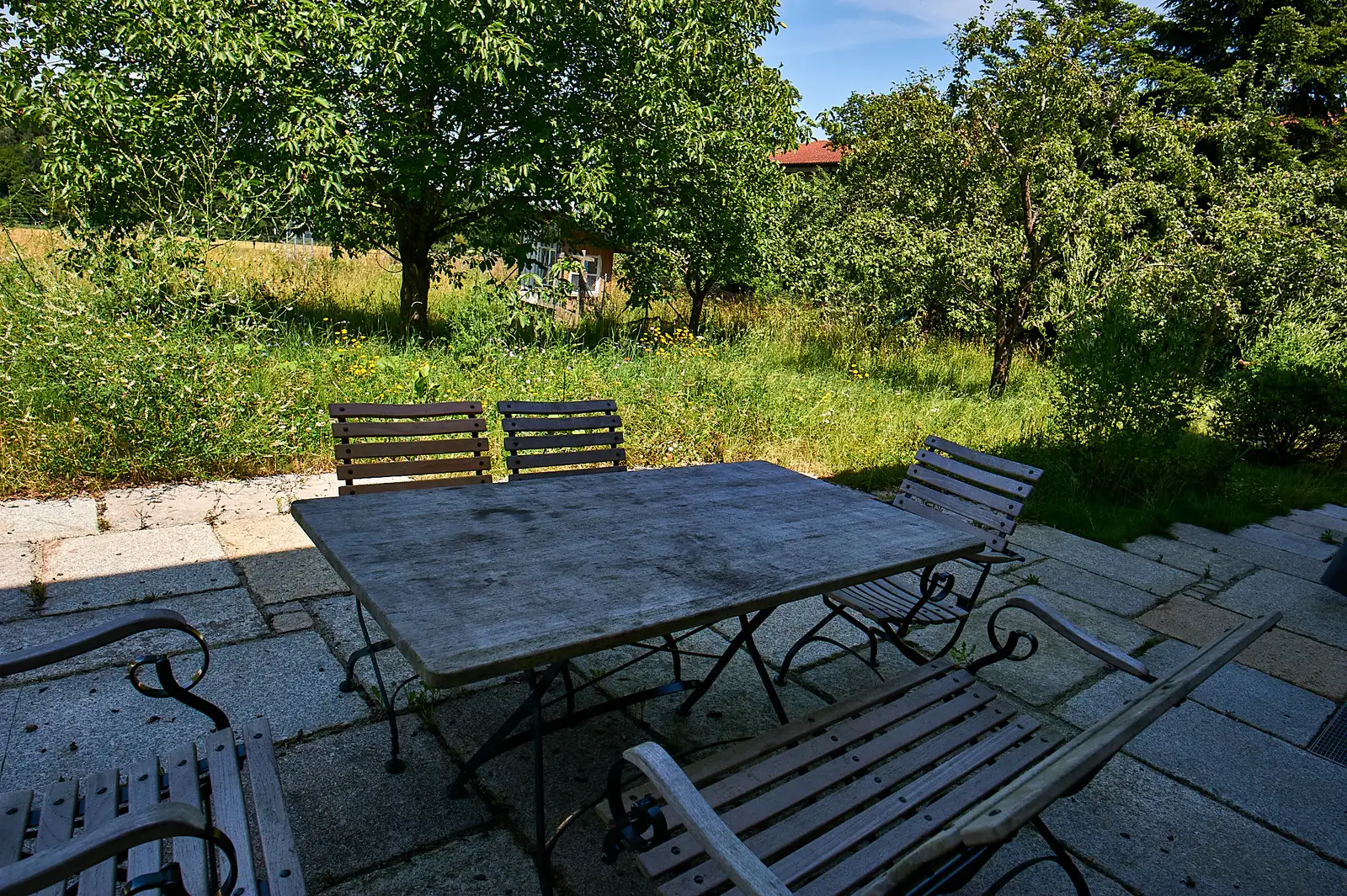 Tisch und Bänke unter dem Obstbaum