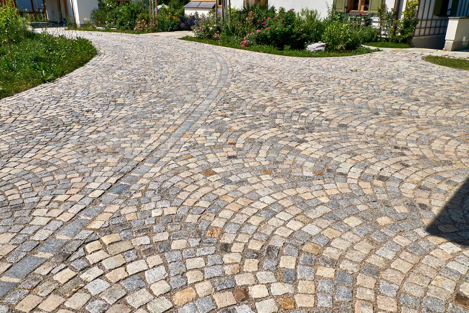 Granit-Kleinpflaster, in Bögen verlegt
